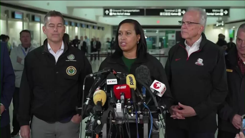 Officials provide first update after plane crash near Washington DC