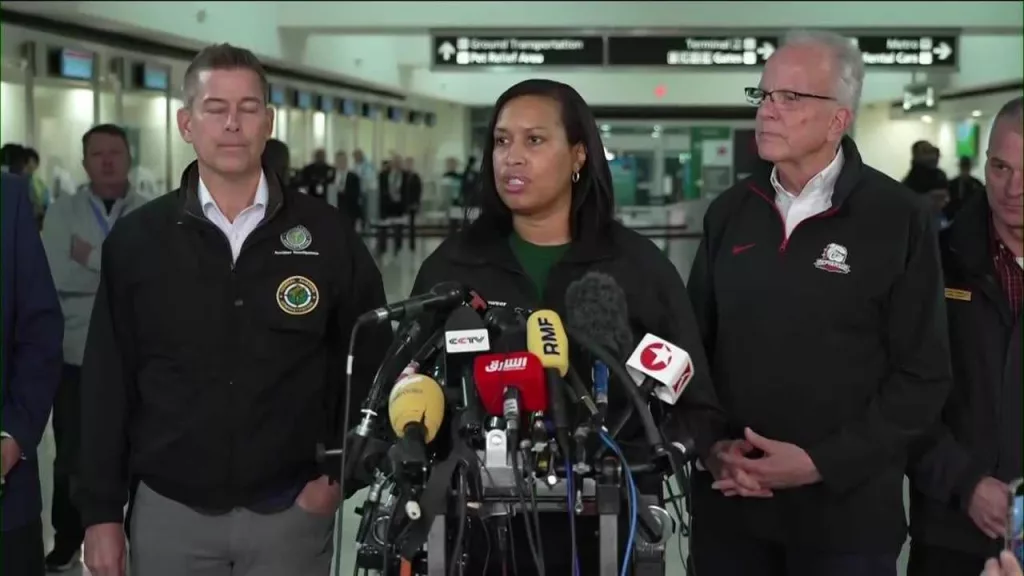 Officials provide first update after plane crash near Washington DC