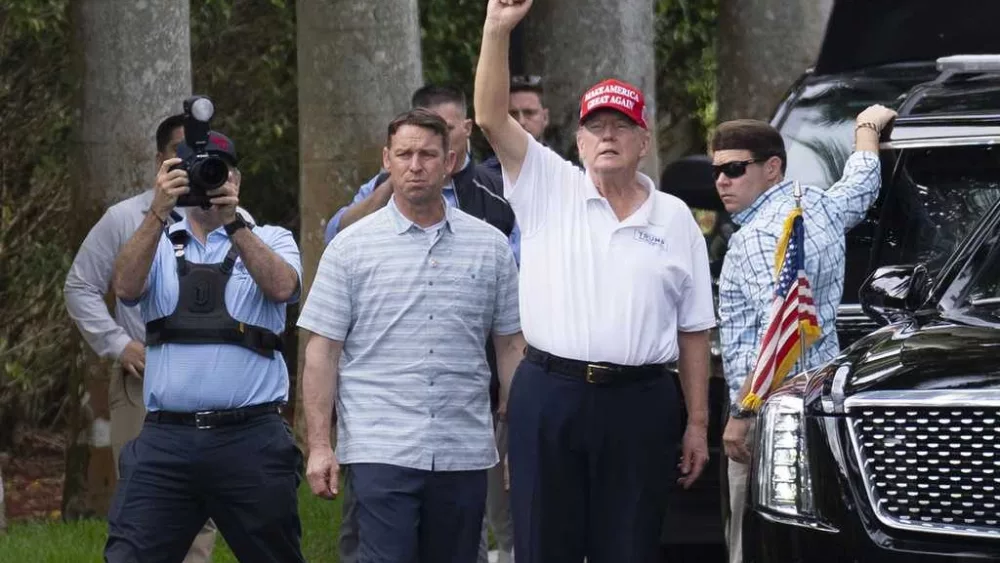 LIVE: President Trump signs new round of executive orders from Mar-a-Lago