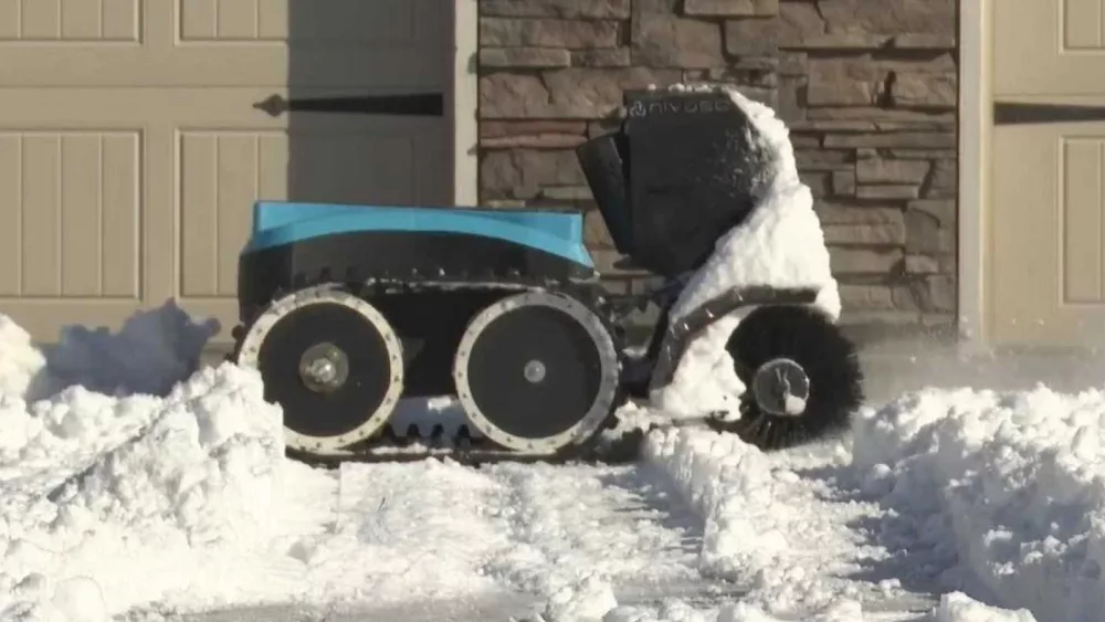 University of Minnesota senior shows off snow-clearing robot