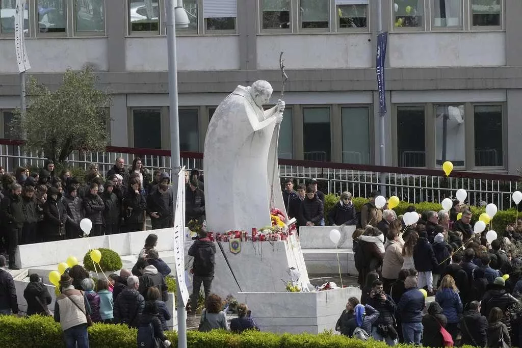 Pope thanks children who prayed for him outside of the hospital, but remains out of sight