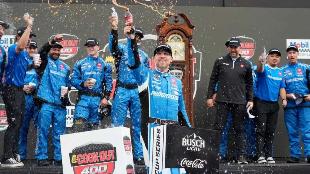 Denny Hamlin ends 10-year win drought at Martinsville Speedway