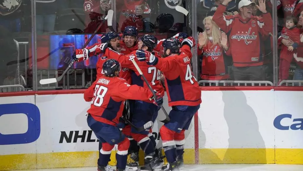 Ovechkin ties Gretzky's record with his 894th goal. He needs one more to break it