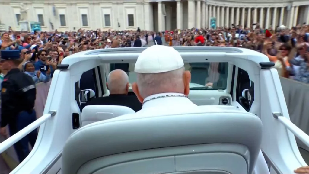 Video shows scenes from Pope Francis' final Easter Mass