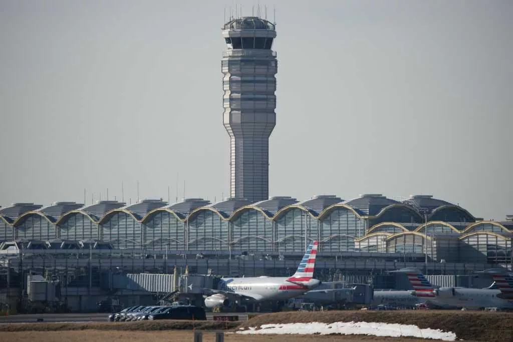 NTSB investigating aborted landings at Reagan National Airport prompted by nearby Army helicopter