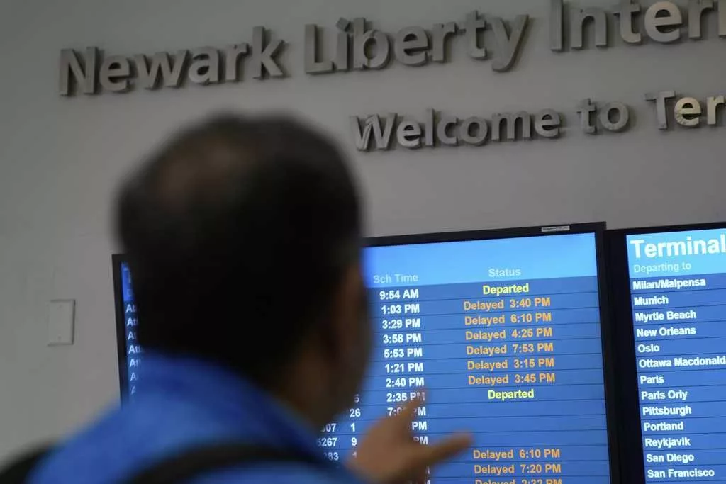 Software update keeps Newark airport radar online but network concerns and flight limits remain