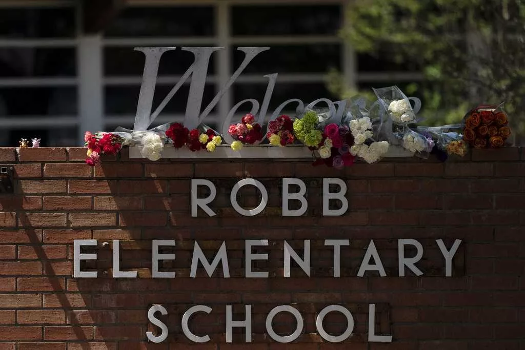 Texas lawmakers OK former Uvalde mayor's effort to fix police failures in Robb Elementary attack