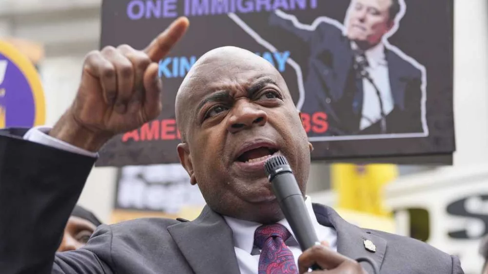 Newark mayor sues New Jersey's top federal prosecutor after arrest at immigration detention site