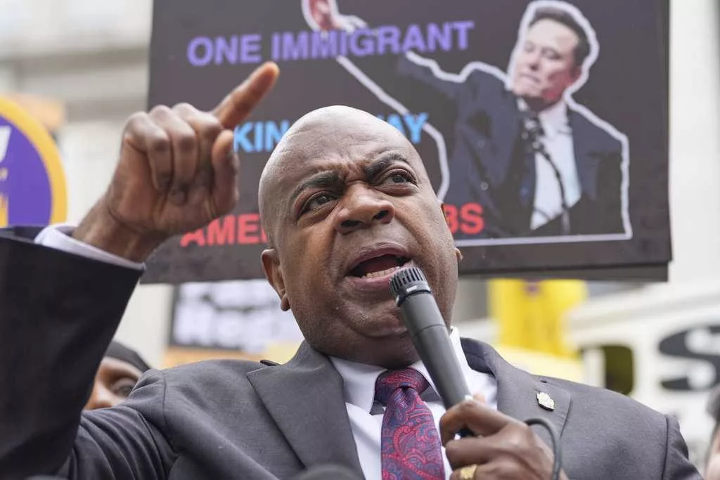 Newark mayor sues New Jersey's top federal prosecutor after arrest at immigration detention site