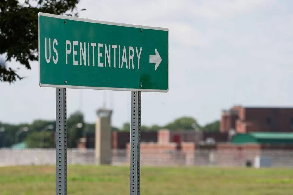 Judge rules federal prisons must provide hormone therapy to transgender inmates