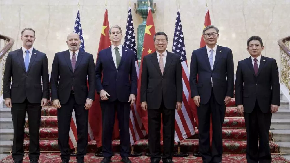 US and China hold second day of trade talks in London