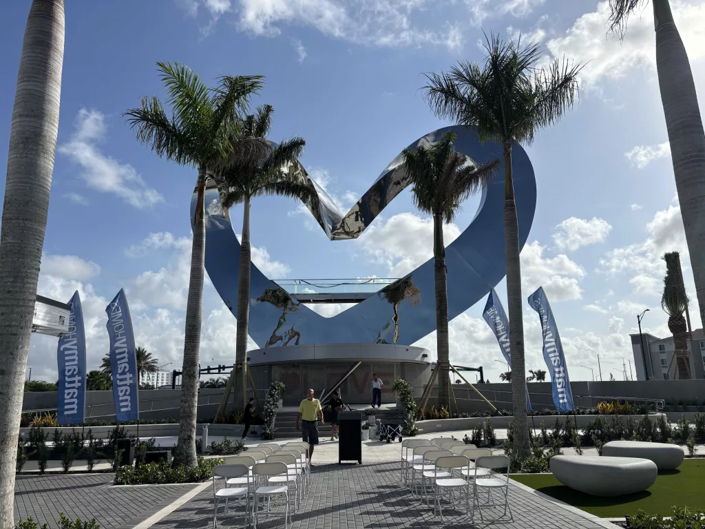 World's largest heart sculpture unveiled in Florida