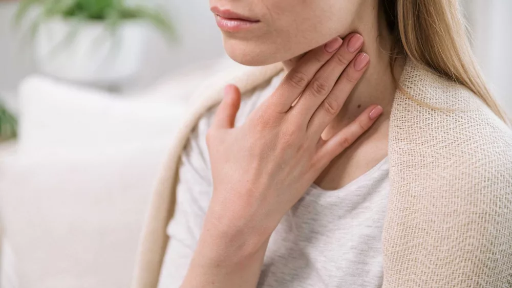 What to know about the COVID variant that may cause 'razor blade' sore throats