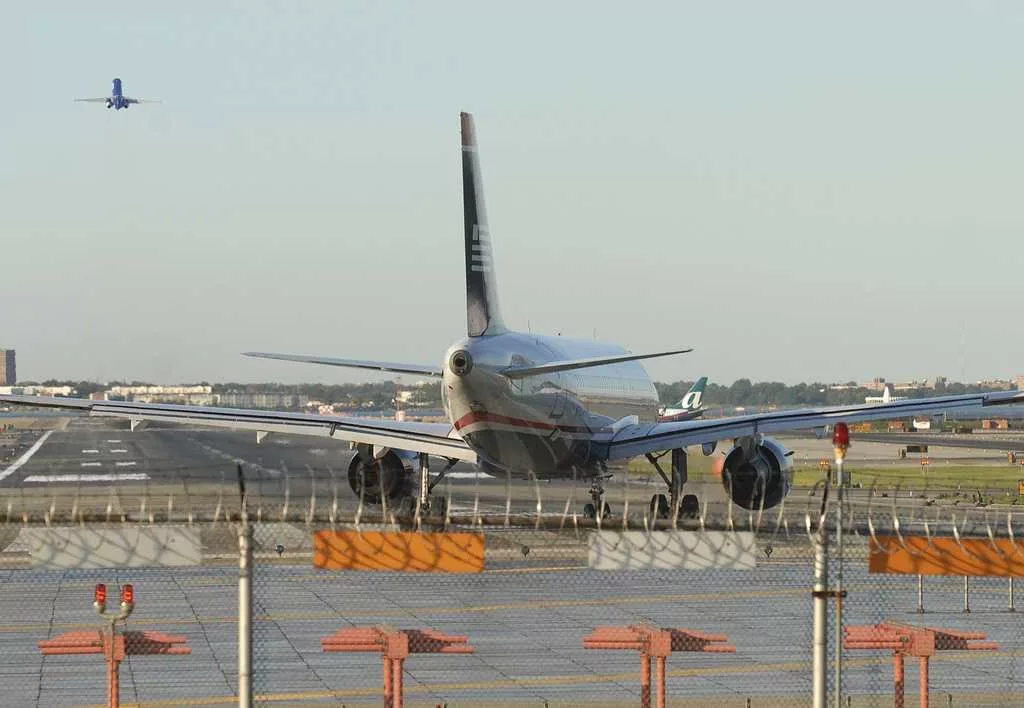 Air traffic controllers in Florida briefly lost radar after fiber optic line was cut