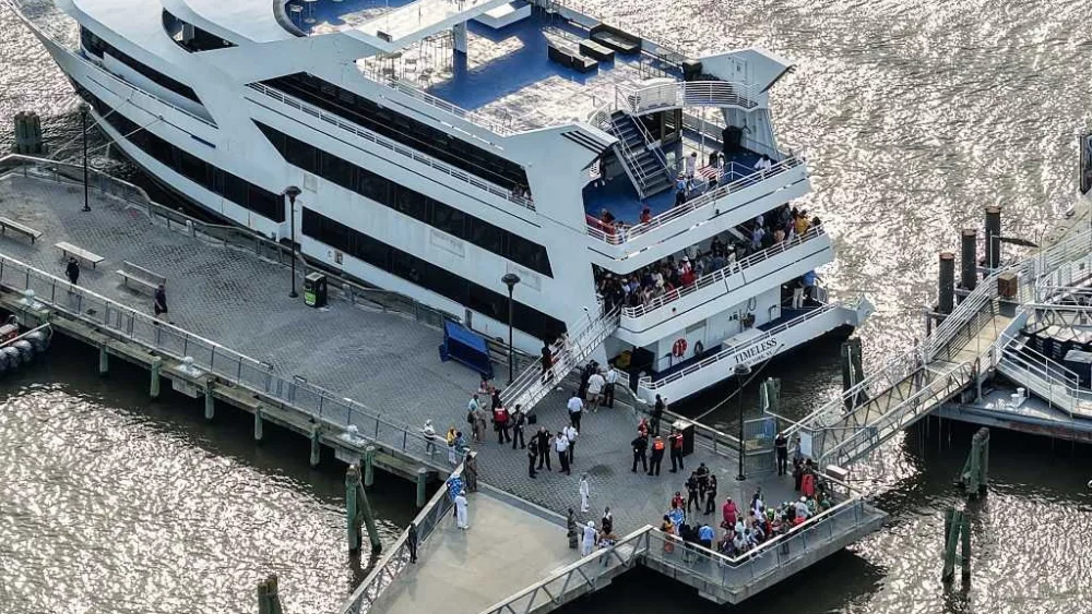 Dozens hurt when yacht strikes dock in Hudson River