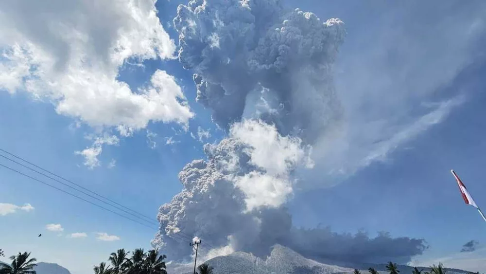 VIDEO: Indonesia's Mount Lewotobi Laki Laki volcano erupts