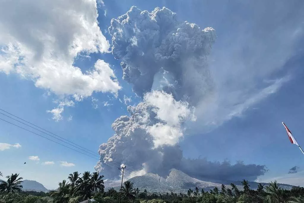 VIDEO: Indonesia's Mount Lewotobi Laki Laki volcano erupts