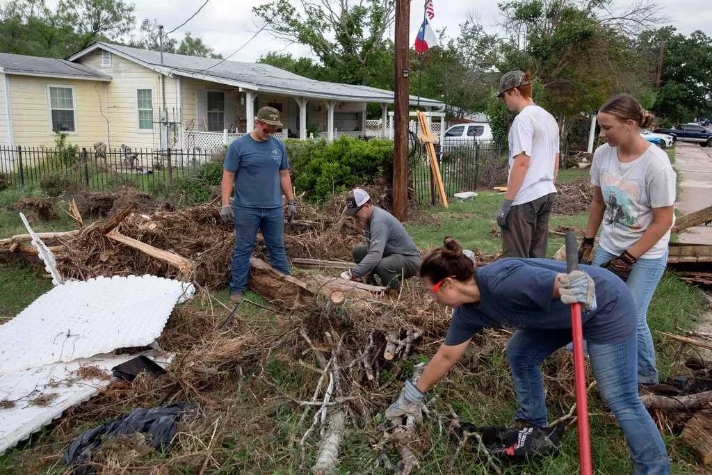 Search for Texas flood victims to resume after pause due to heavy rains