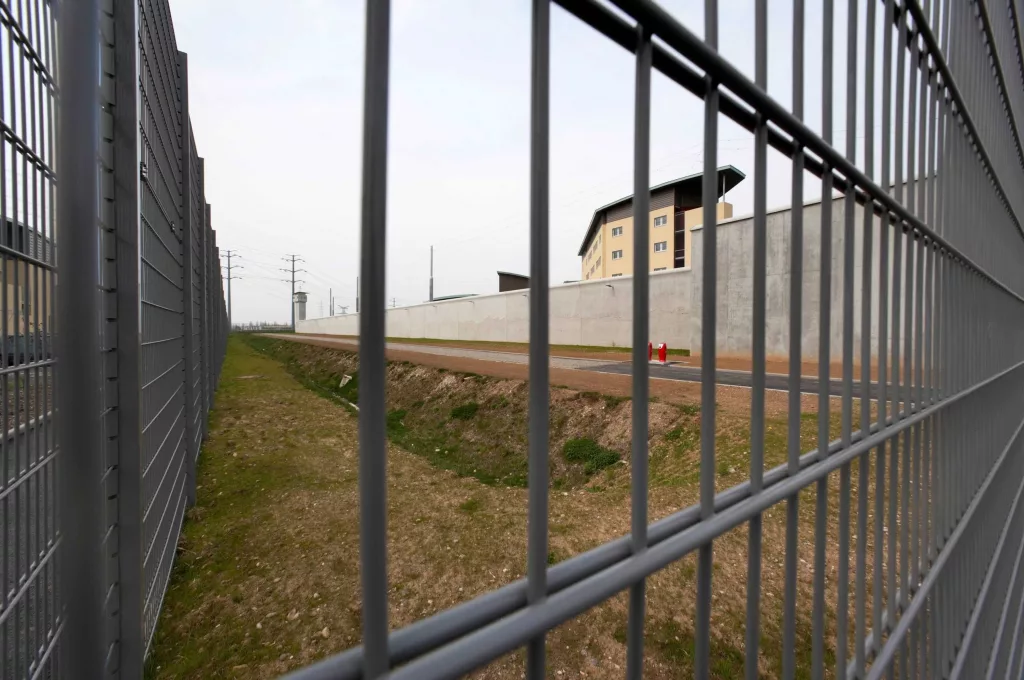 Prisoner in France escapes in his cellmate’s bag