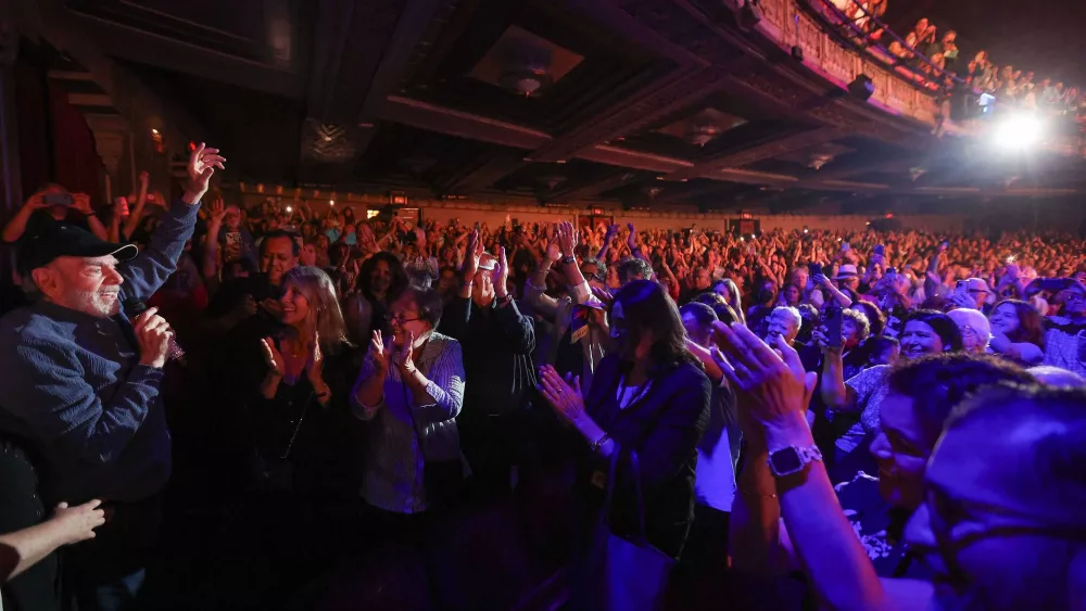 Neil Diamond surprises theatergoers with 'Sweet Caroline' performance