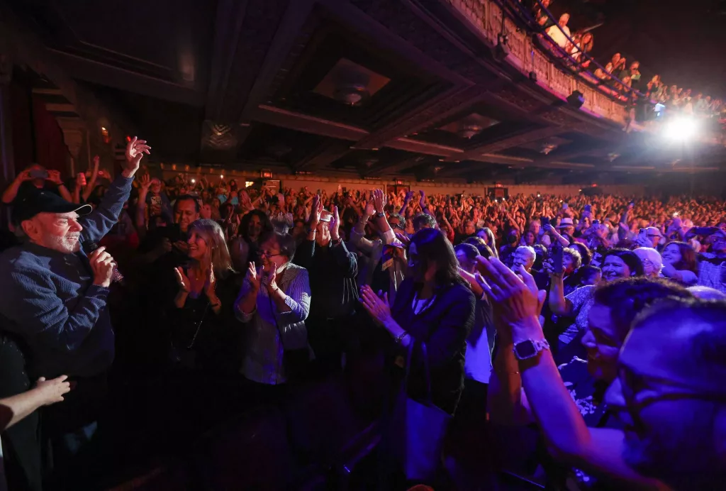 Neil Diamond surprises theatergoers with 'Sweet Caroline' performance