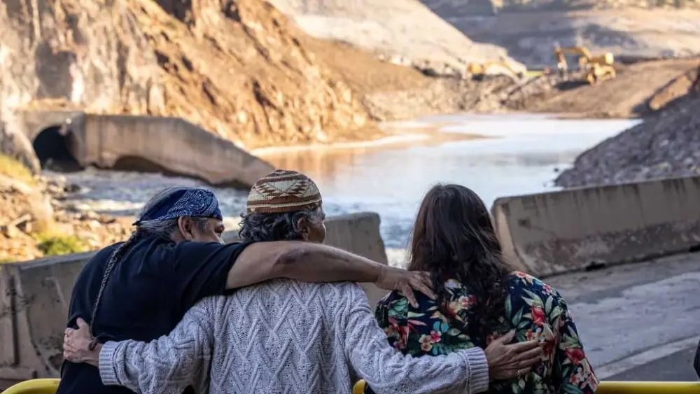 Native American teens kayak major river to celebrate removal of dams and return of salmon