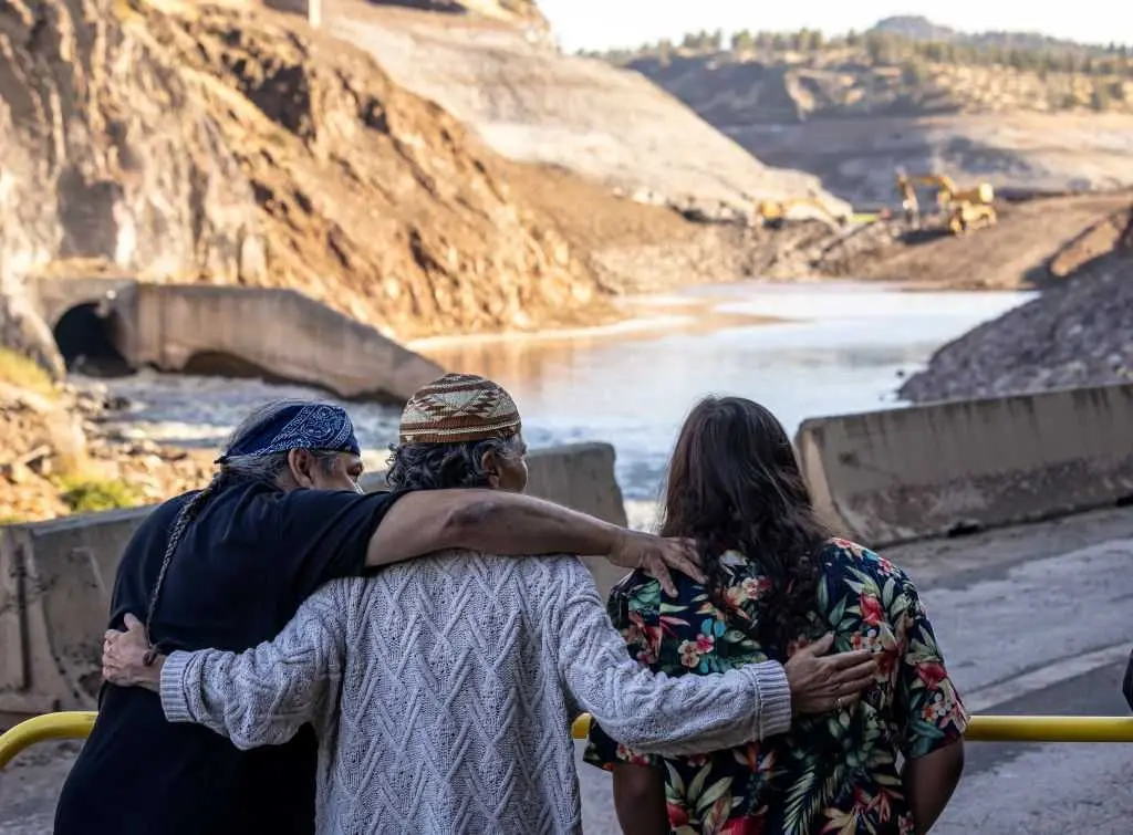 Native American teens kayak major river to celebrate removal of dams and return of salmon