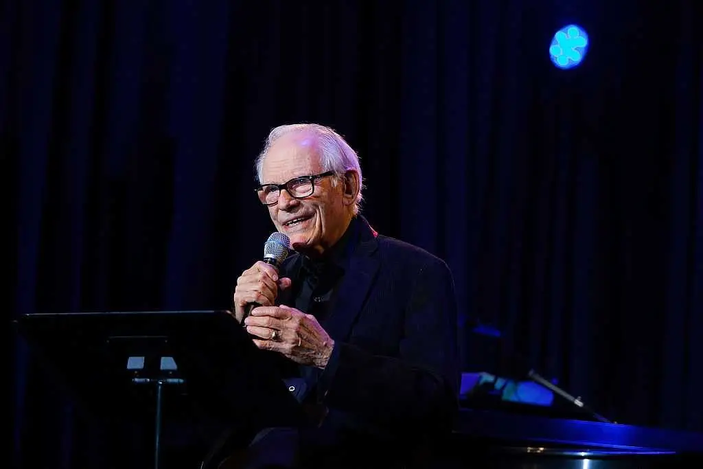Alan Bergman, Oscar-winning lyricist who helped compose 'The Way We Were' and other classics, dead at 99