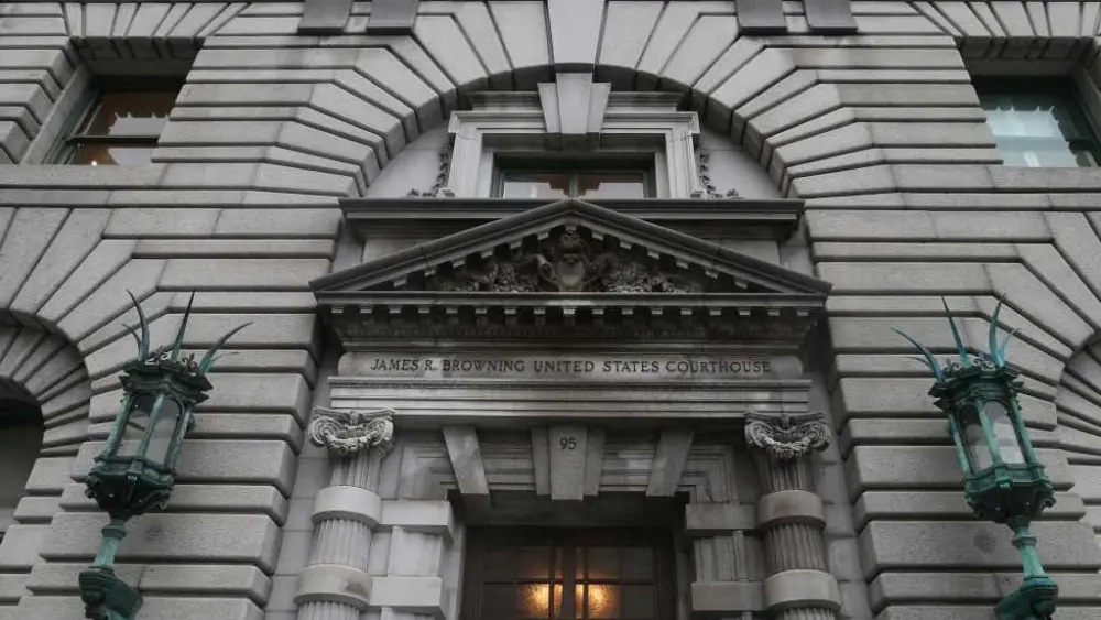 Volunteers in immigration courts support migrants arrested in the hallways
