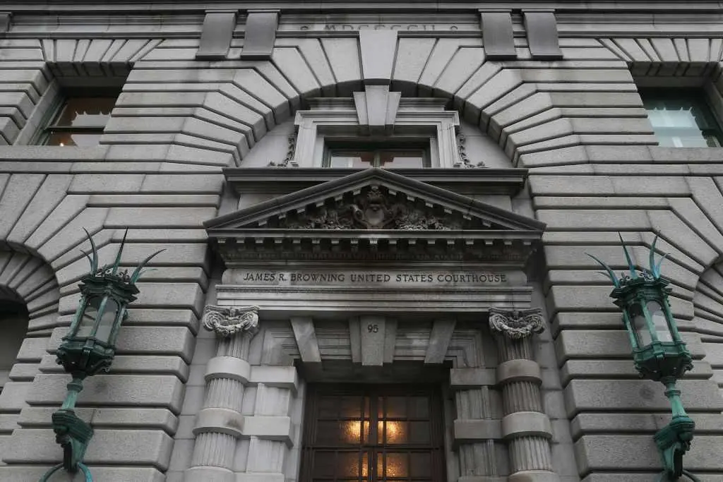 Volunteers in immigration courts support migrants arrested in the hallways