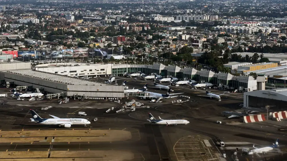 AeroMéxico plane nearly lands on top of Delta Air Lines 737 taking off