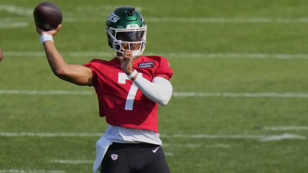 New York Jets quarterback Justin Fields carted off practice field with apparent leg injury