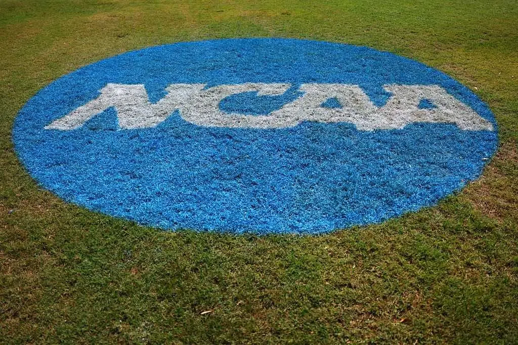 Trump signs executive order seeking to clarify college athletes' employment status