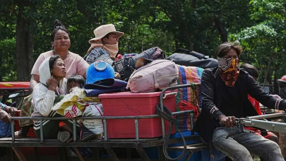 Tens of thousands flee their homes as Thailand and Cambodia clash