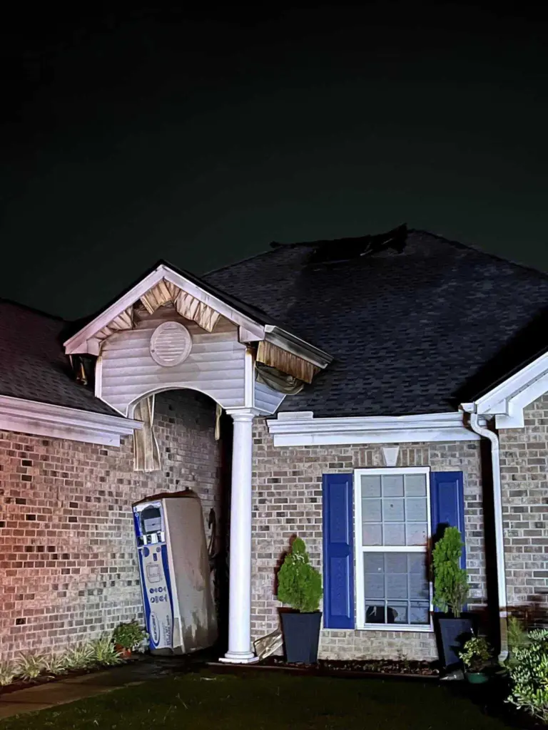 Savannah Fire battles house fire in Port Wentworth; that leaves 2 people and pet displaced