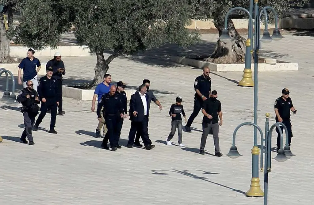 IDF kills over 20 people seeking food in Gaza; Israeli minister prays at sensitive holy site