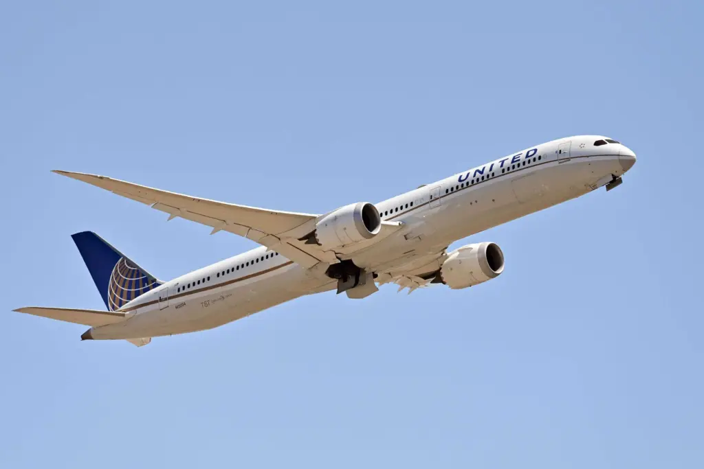 United Airlines flight makes emergency landing at Dulles after pilot declares mayday