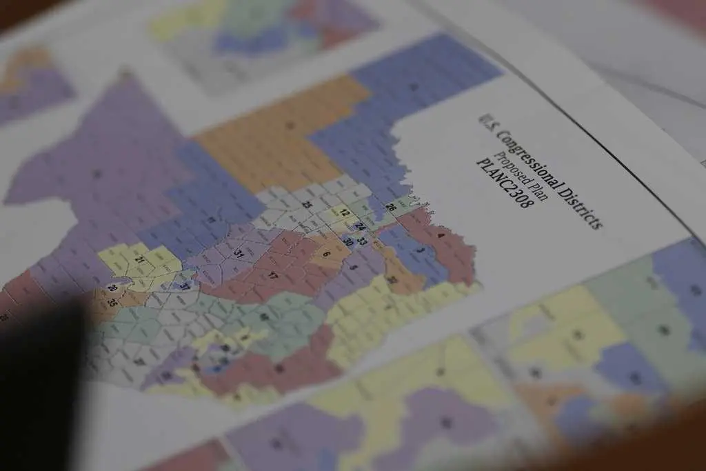 States weigh mid‑cycle redistricting in escalating political battle