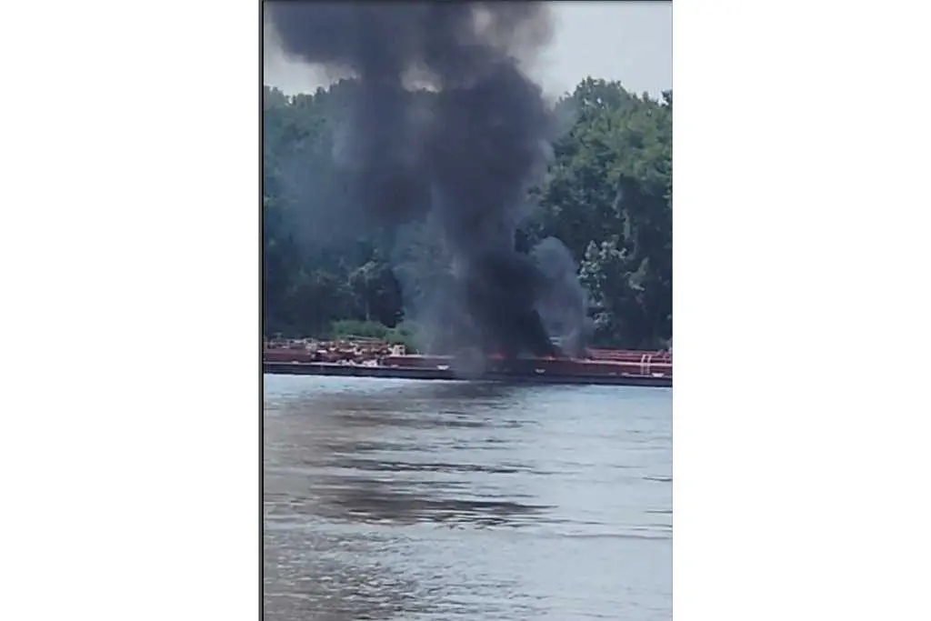 Two die when helicopter crashes into a barge in the Mississippi River