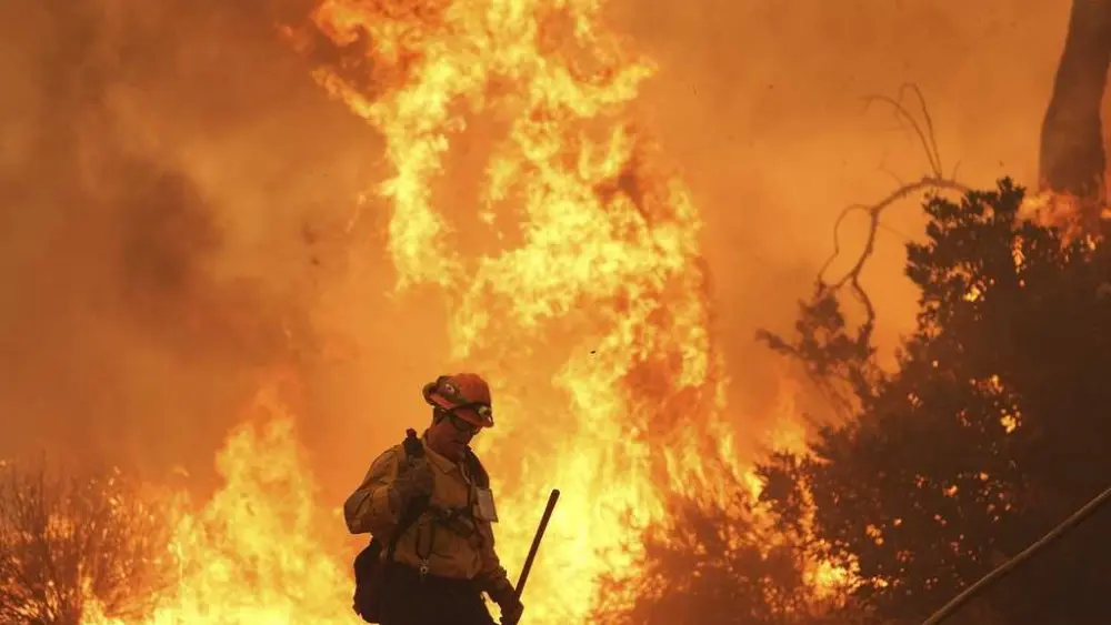 Fast-growing brush fire forces thousands to evacuate north of Los Angeles