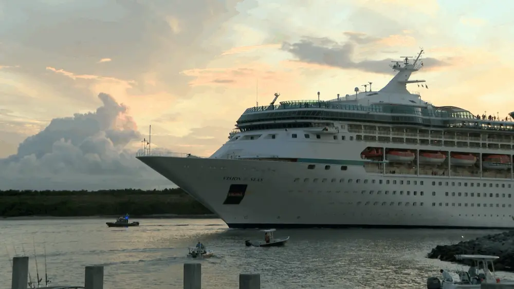 Royal Caribbean passengers make the best of detour to avoid Hurricane Erin