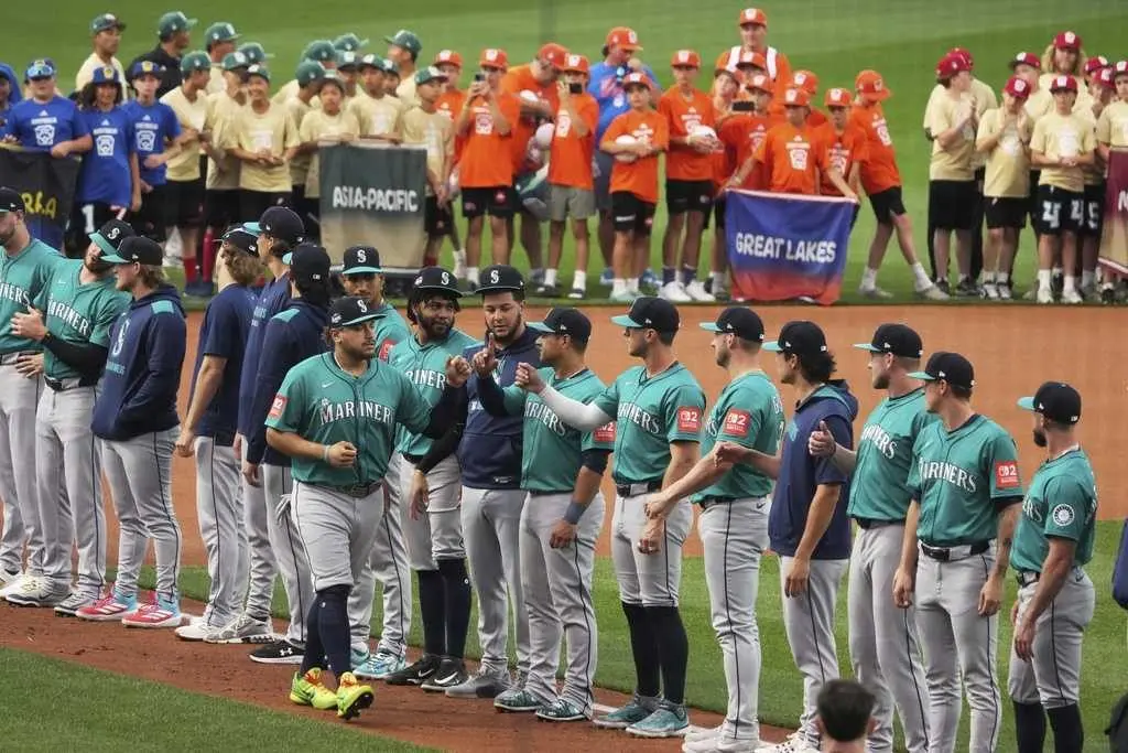 Kids again! Mets, Mariners cardboard race, pin trade, talk baseball with Little Leaguers