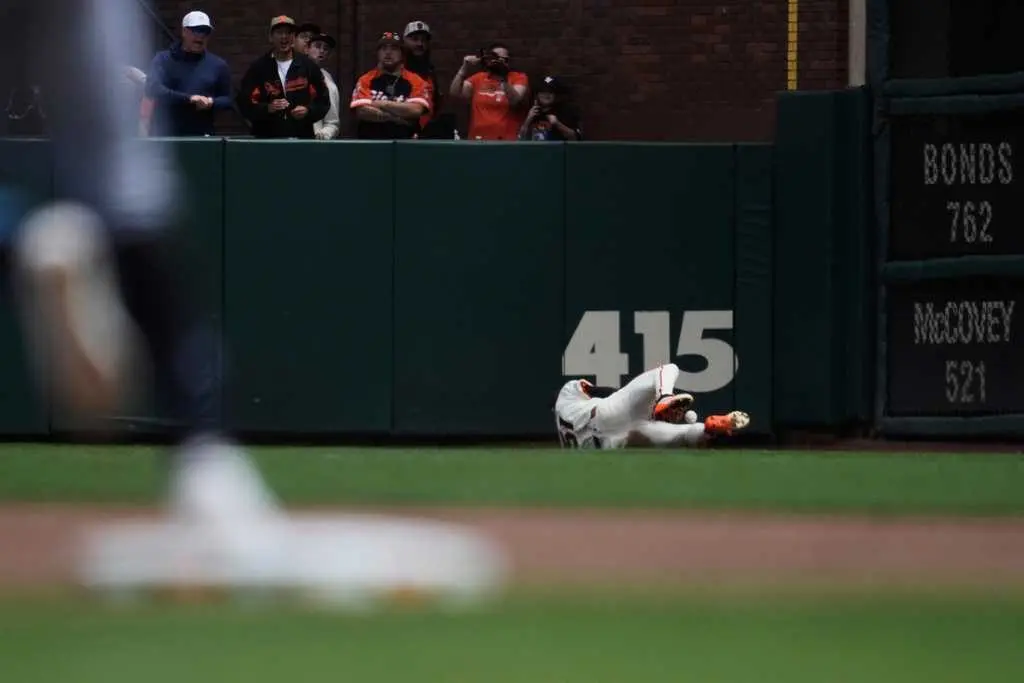 Giants' Jung Hoo Lee makes catch off glove, thigh and calf before pinning ball between knees