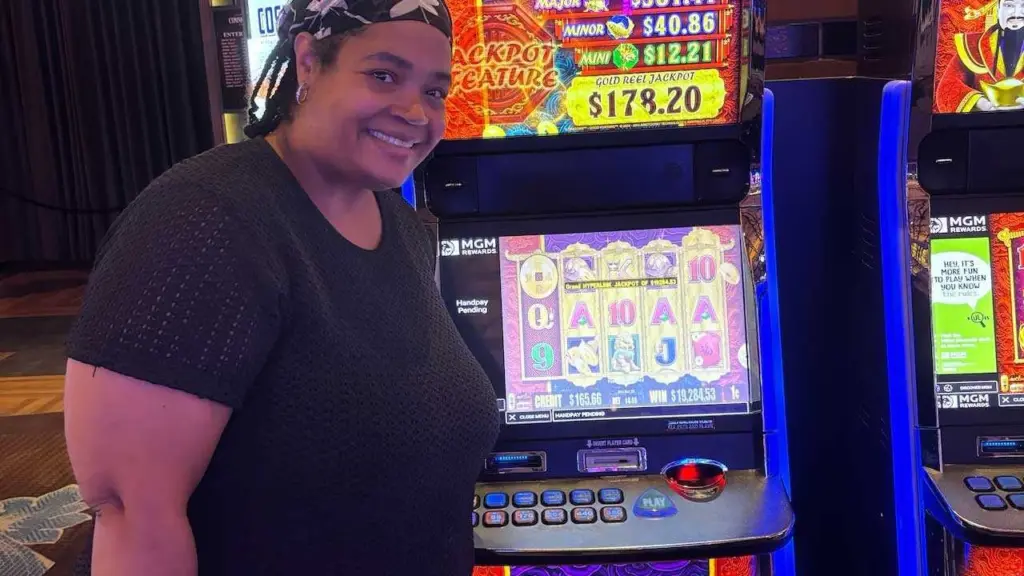 88-cent bet wins jackpot prize on Massachusetts slot machine