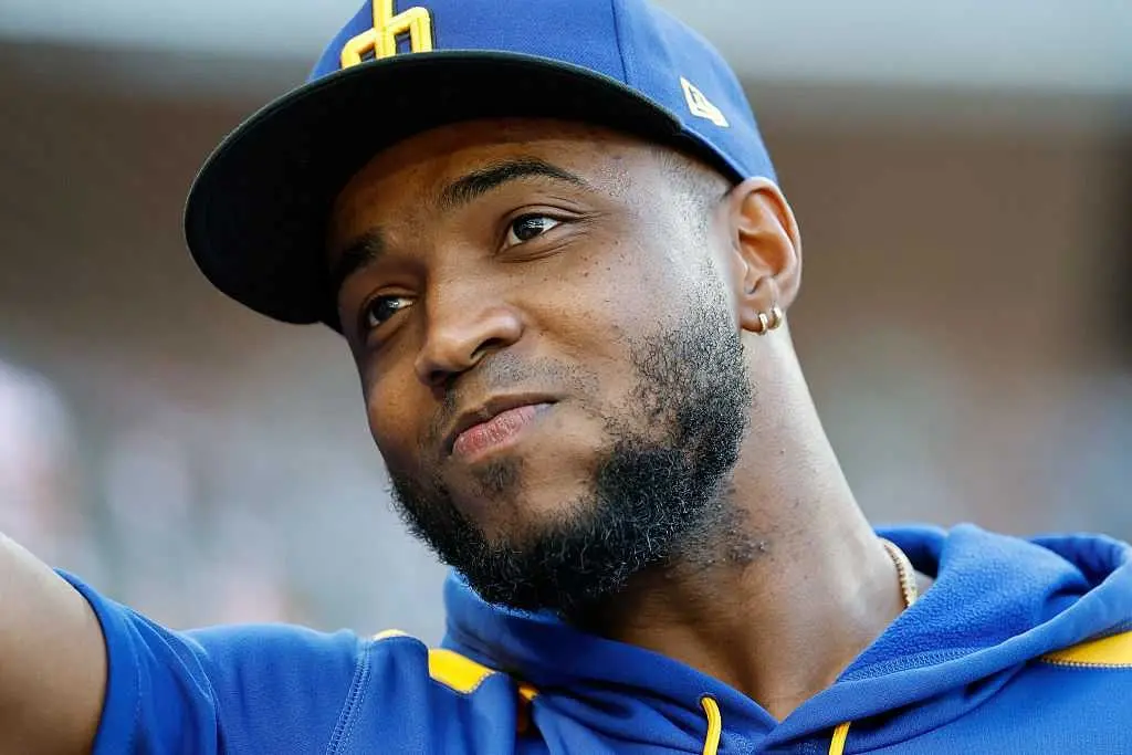 Mariners' Victor Robles suspended 10 games for throwing bat at pitcher