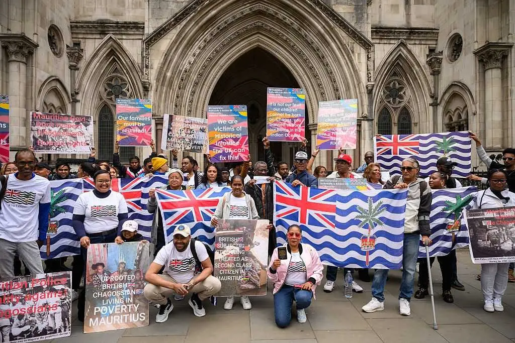 Pope meets with Chagos refugees, delivers message about rights of the weak