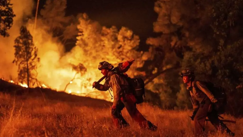 Wildfires threaten homes in Oregon and California, prompting hundreds of evacuations