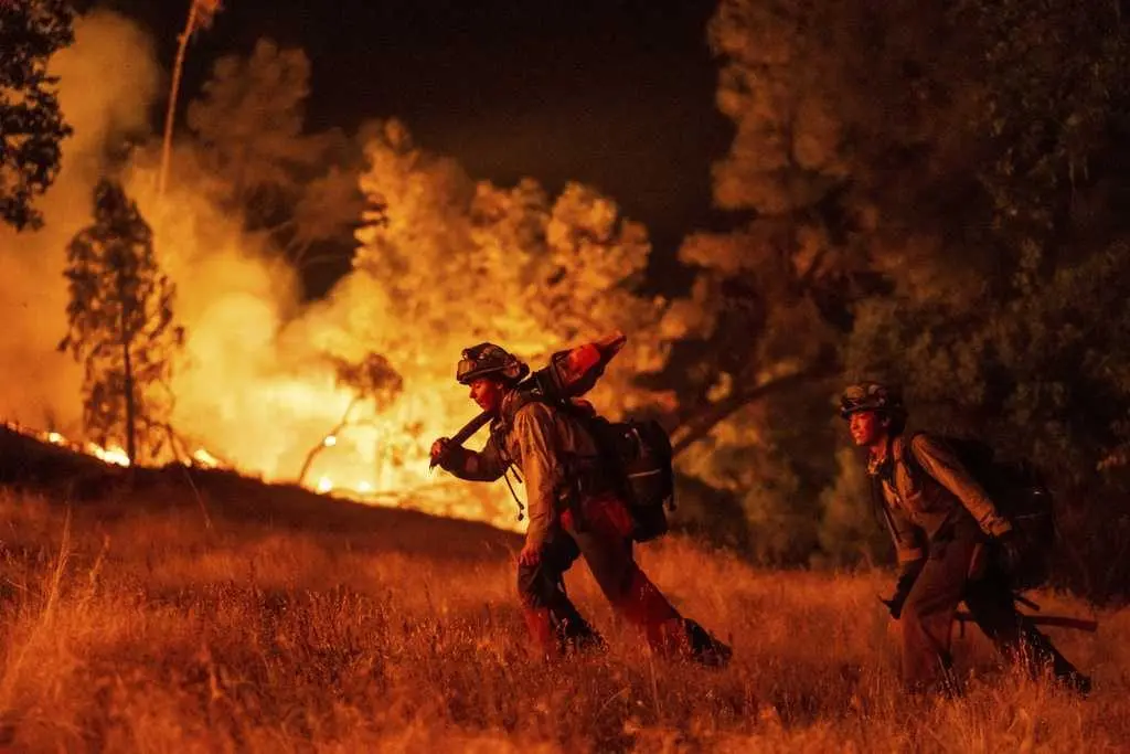Wildfires threaten homes in Oregon and California, prompting hundreds of evacuations
