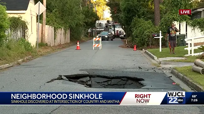 Traffic Alert : Sinkhole shuts down Savannah street