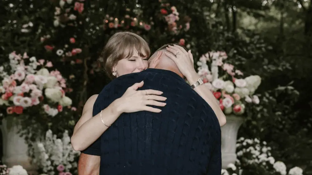 What Taylor Swift and Travis Kelce were wearing during engagement